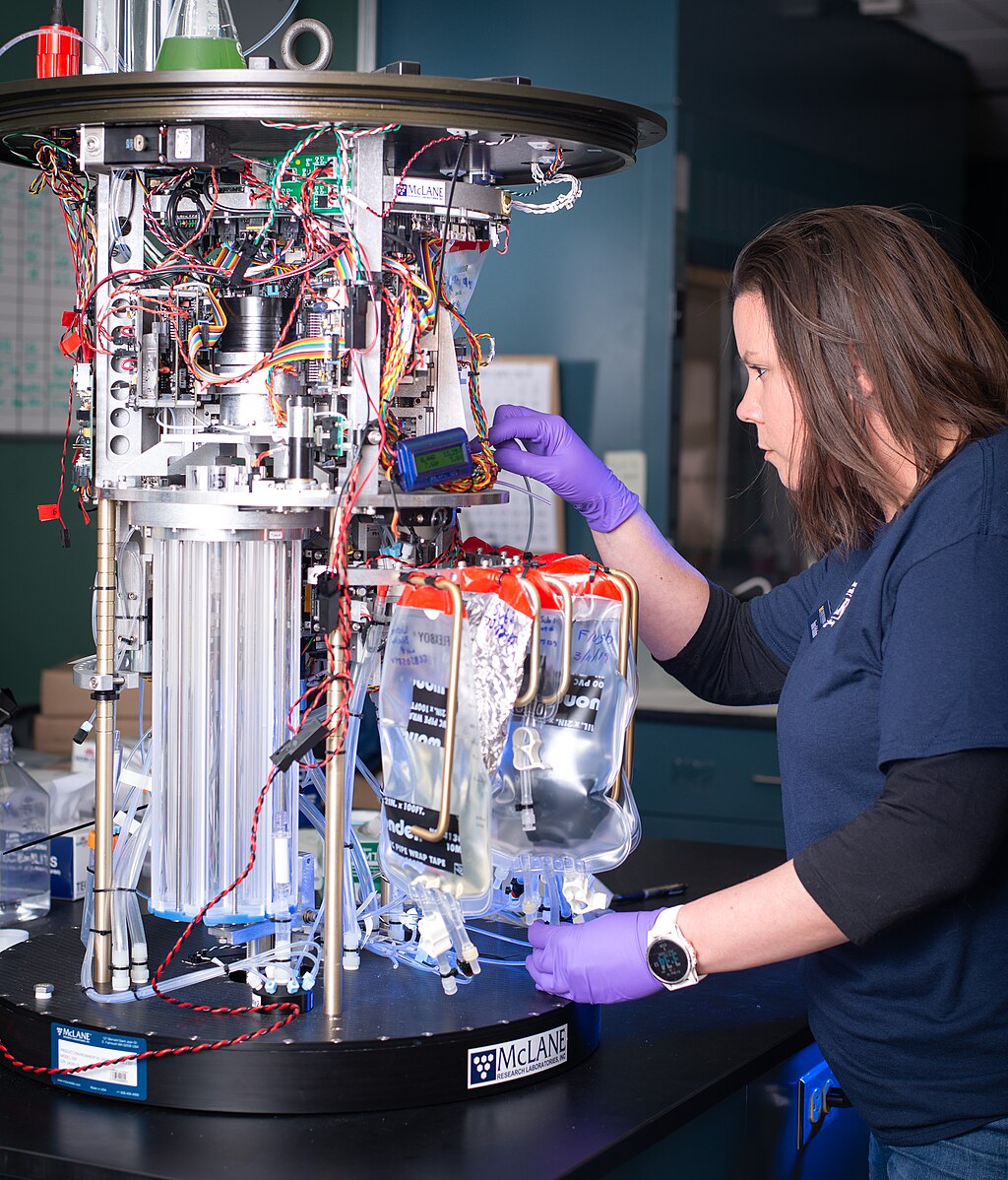 Student at work in the NOAA CIGLR Lab at the University of Michigan School for Environment and Sustainability